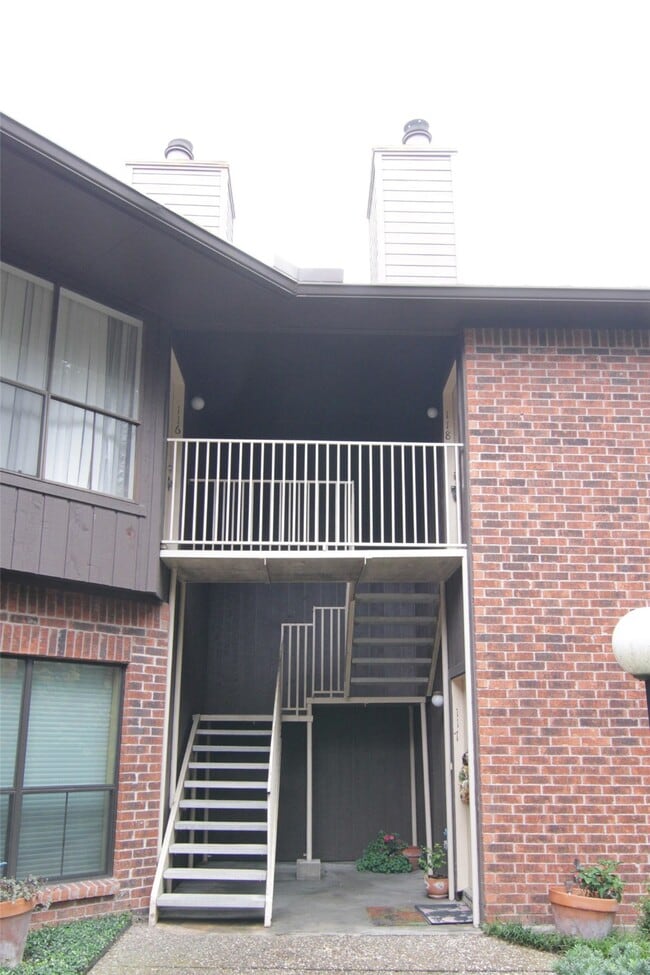 Building Photo - 3100 Walnut Bend Ln Unit 118