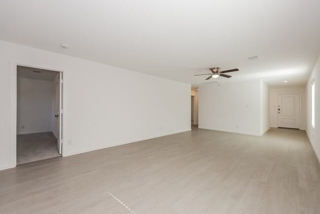 Photo - 1715 Crossbill St