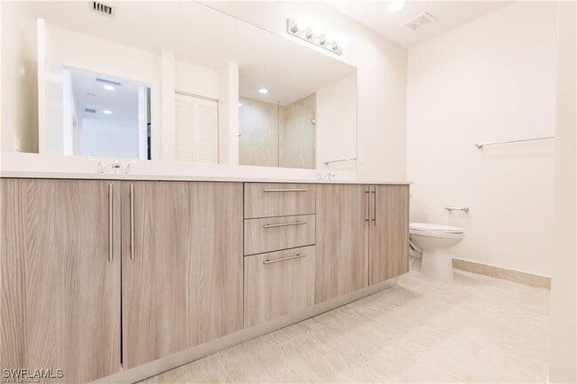 Building Photo - 15901 Pointe Cir Unit 405