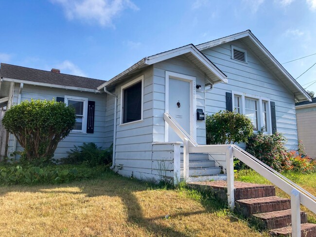 Building Photo - Pet-friendly home with a detached garage!