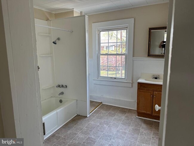 Photo - 1605 Charles St