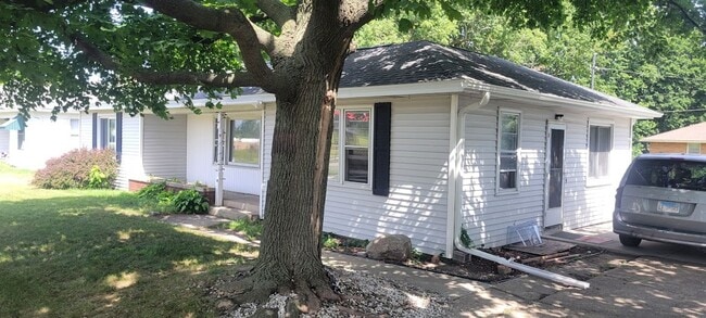 Building Photo - 3 bedroom 1 bath ranch