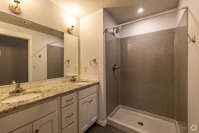 2Br, 1Ba - 960Sqft -Bathroom