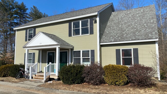Building Photo - University Student Rental- Available for t... Unit 275 2
