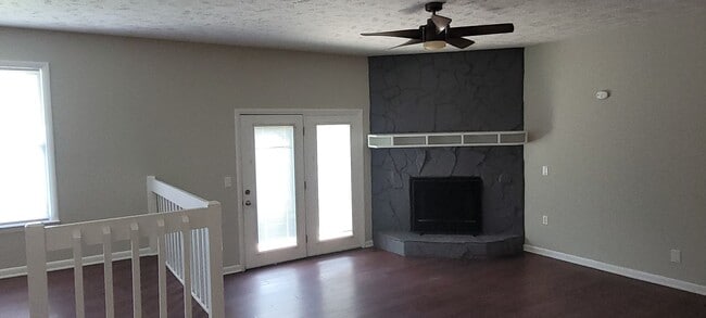 Photo - Clean 3 bedrooms, 2 baths, single garage w/remote control, and fenced yard!!