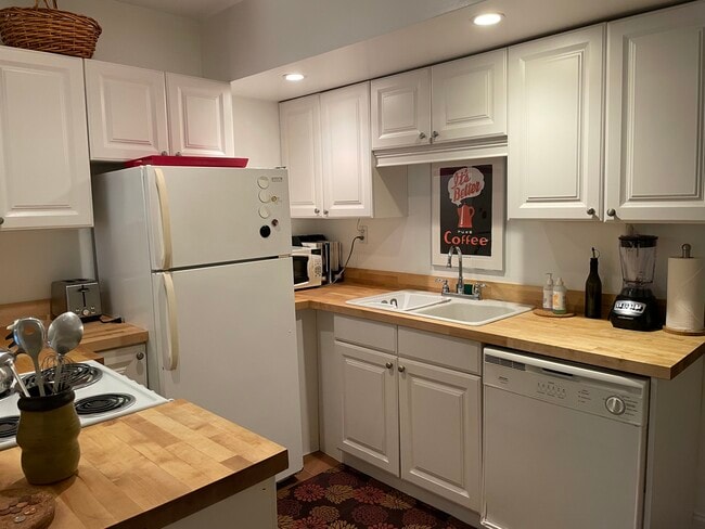 Building Photo - 2059 Desmond Dr Rental