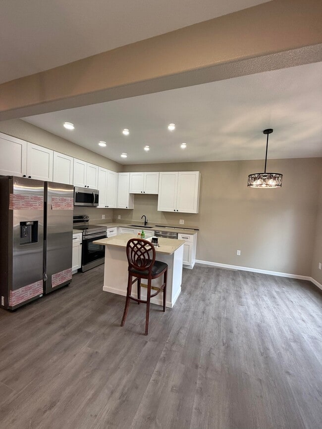 Photo - 440 Rosette Ln