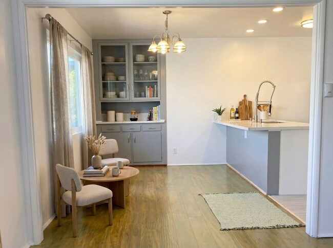 Photo - 325 E Stocker St