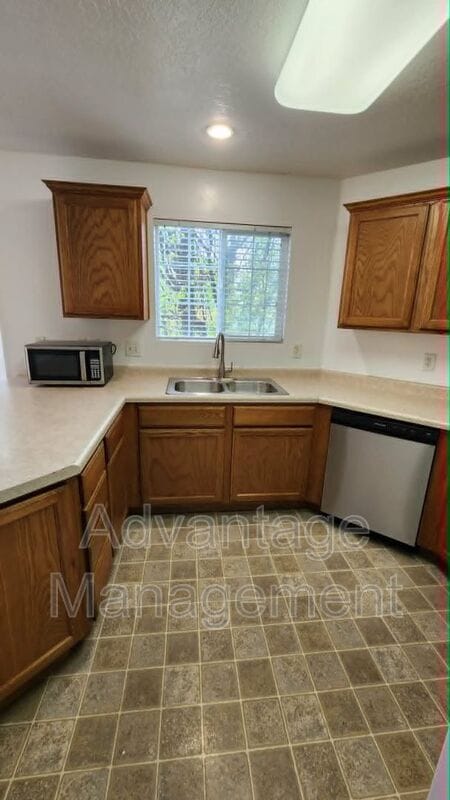 Photo - 105 Daybreak Ln