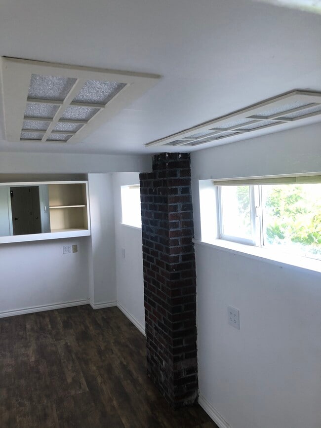 Building Photo - 9876 SE Southworth Dr Unit Basement Apartment