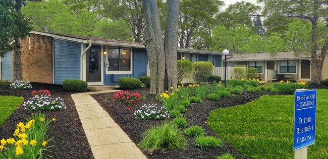 Building Photo - Rosewood Commons Rental