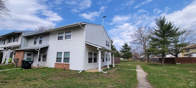 Building Photo - Spacious 3 Bedroom Townhouse for Rent