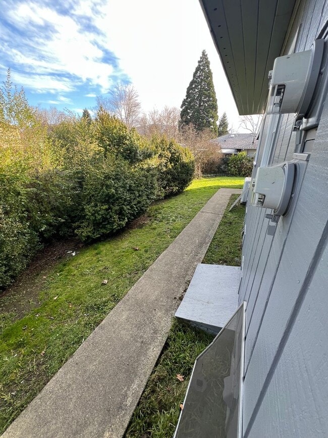 Photo - 4268-3t - 465/467 NE Baker Unit 465