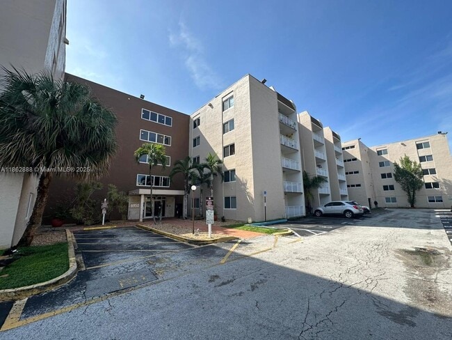 Building Photo - 6950 Miami Gardens Dr Unit 2-408 Rental