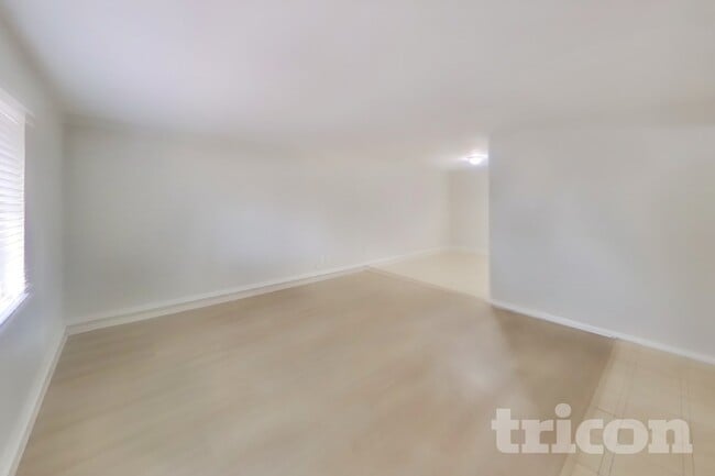 Photo - 5024 W Krall St