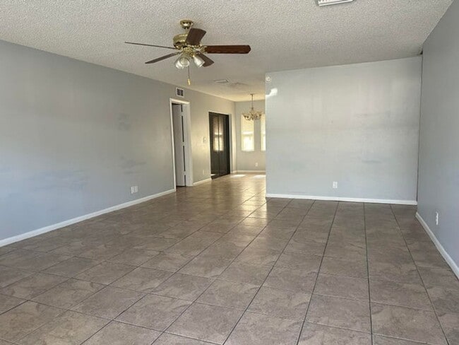 Photo - 641 W 9th St