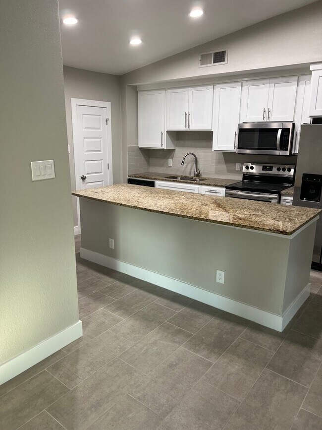 Building Photo - 3 Bed, 2 Bath. Hardwood floors, quartz cou...