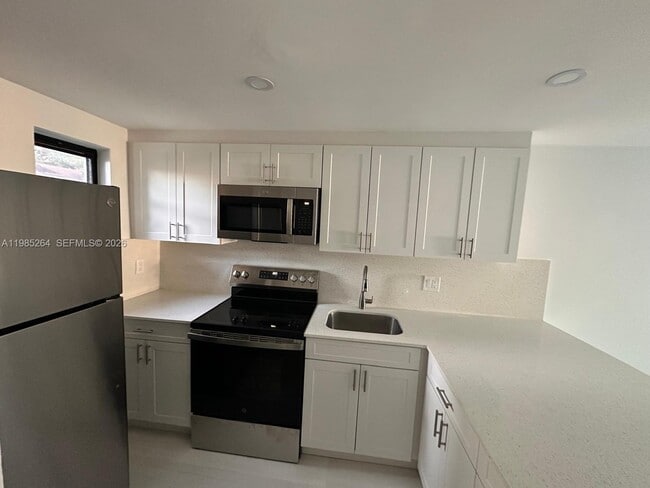 Building Photo - 1901 NW S River Dr