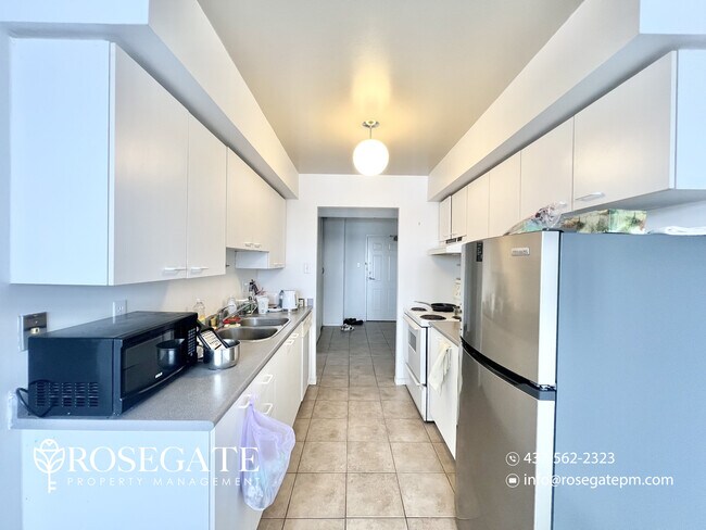 Photo - Spacious 2-Bedroom Condo with Walk-In Closet & Parking in London — Utilities Included Unité 610