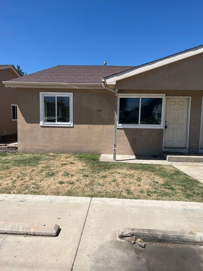 Building Photo - Great 3 Bedroom 2 Bath unit Rental
