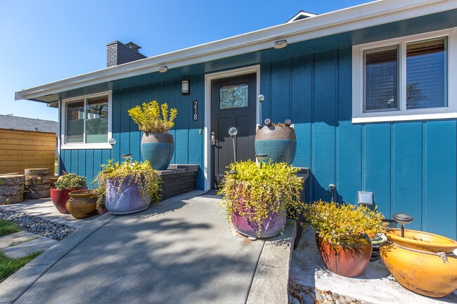 Building Photo - 218 W Bell St Unit Furnished - Apt A