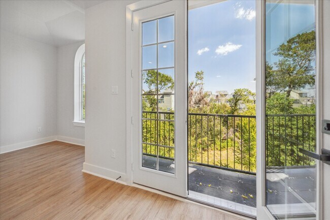 Photo - 1033 W 17th St