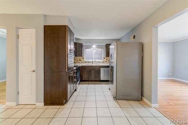 Photo - 125 Koeln Ave