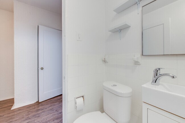 Photo - 1592 Bathurst Street