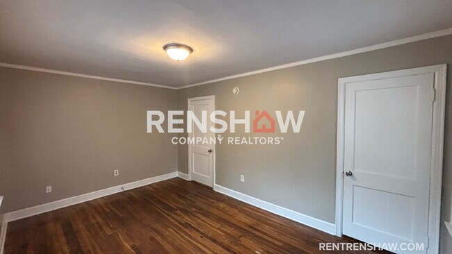 Photo - 899 Chatwood St