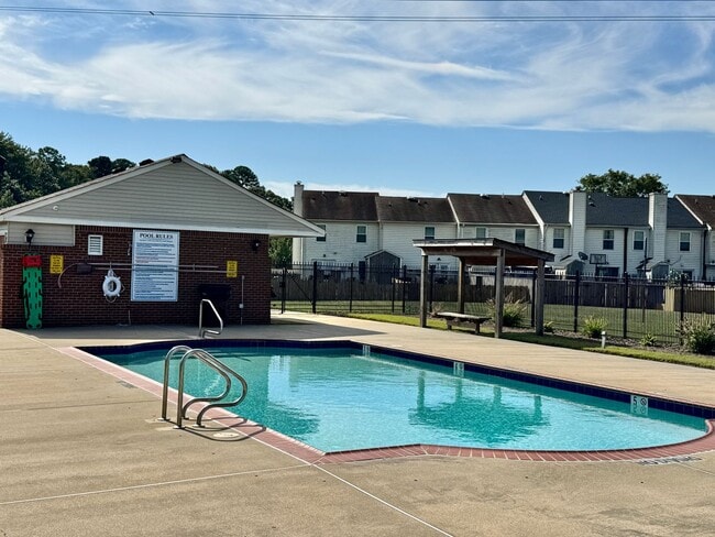 Photo - Glenleigh 1st-time Rental! Pet-Friendly, End-Unit Townhome, Cul-De-Sac with HUGE fenced backyard!