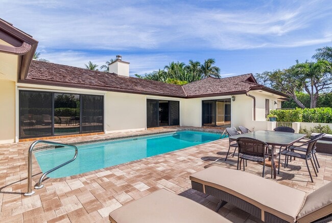 Building Photo - 575 N Lake Wy