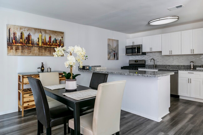 Comidas en el jardín & Kitchen - TowsonTown Place Apartments