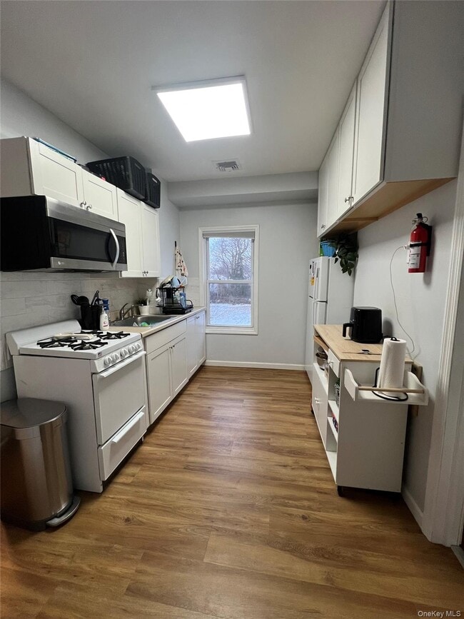 Building Photo - 40 Tyler Ave Unit 4D