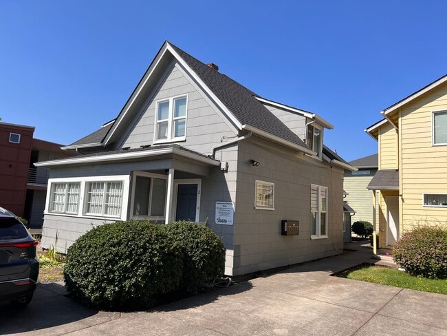 Building Photo - 2 Bedroom 1 bath near UO Unit #2 Rental