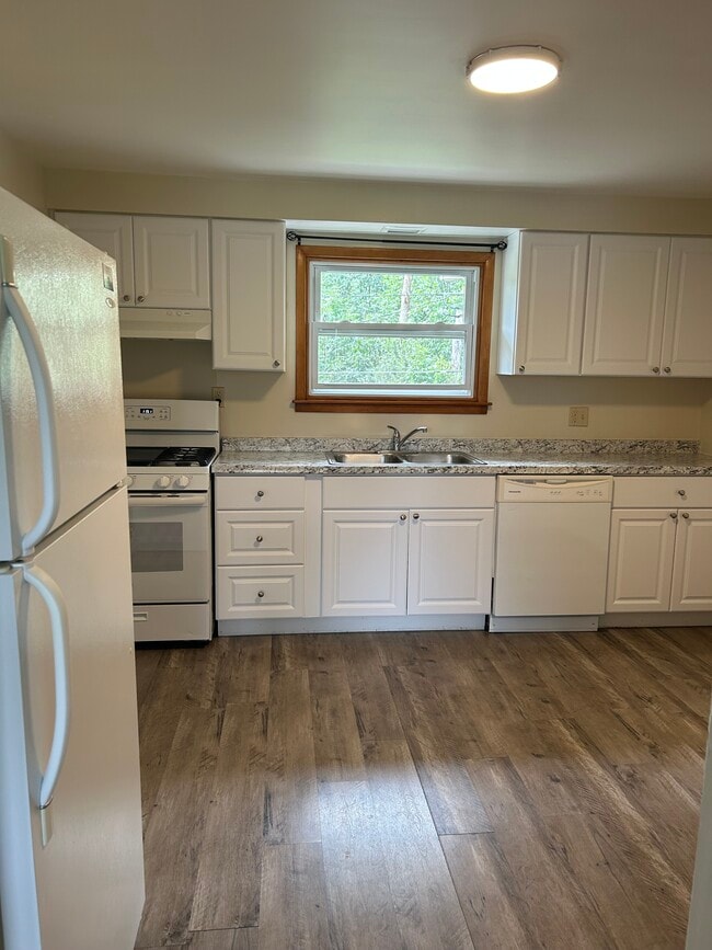 F-5 kitchen - Strnad Drive Apartments