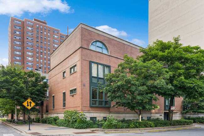 Building Photo - 2910 N Commonwealth Ave