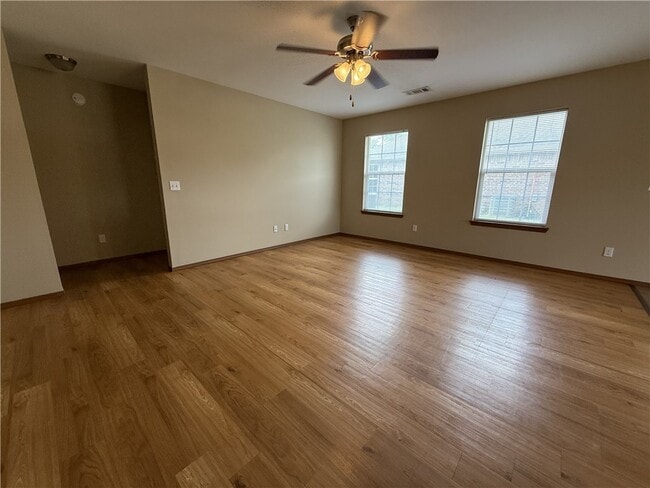 Photo - 213 Foxglove St