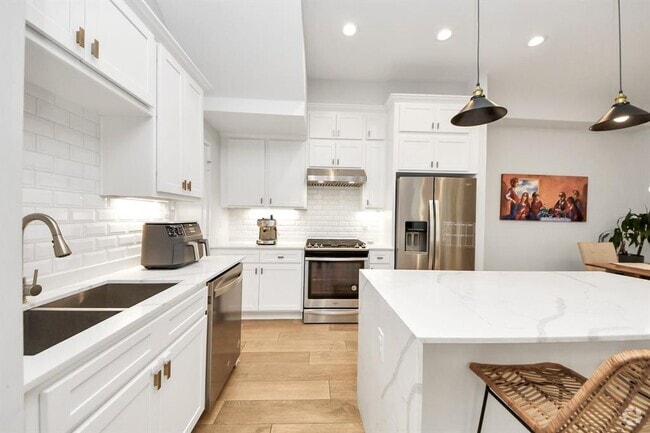 Building Photo - 849 Martin St Rental