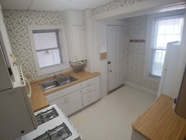 Photo - Spacious 1 bedroom 1 bath on the Main Level of a 5 plex. Unit LEE #1