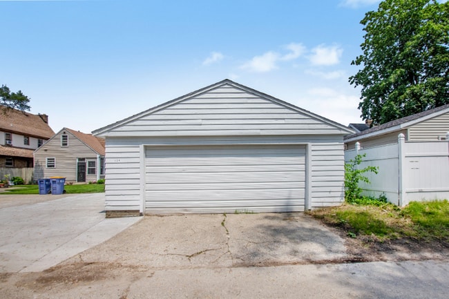 Photo - 1024 Burton St SE