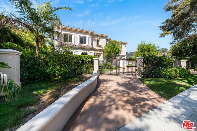 Photo - 915 N Rexford Dr