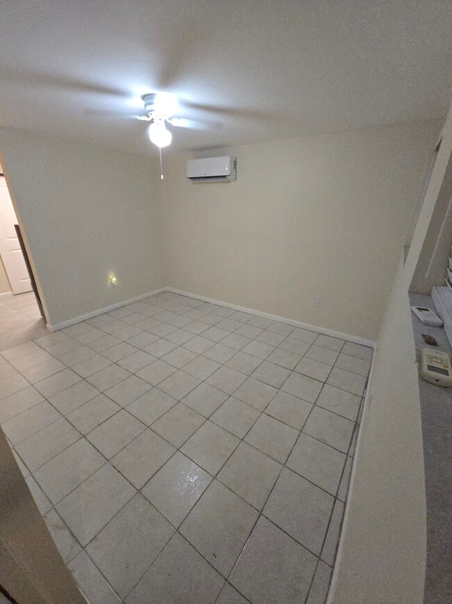 Building Photo - 3180 SW 6th St