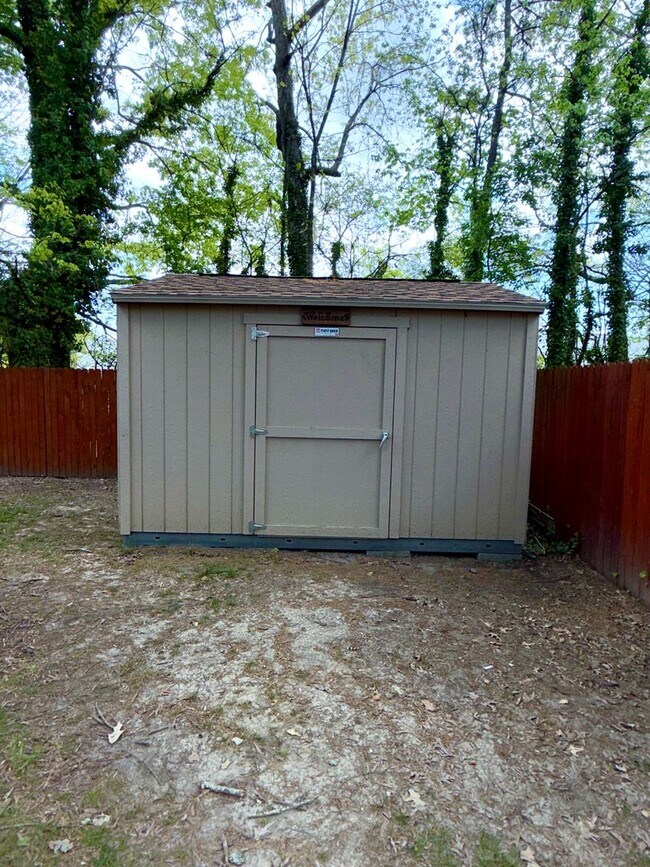 Photo - 4 Bed 1 Bath Home for Rent in Newport News!