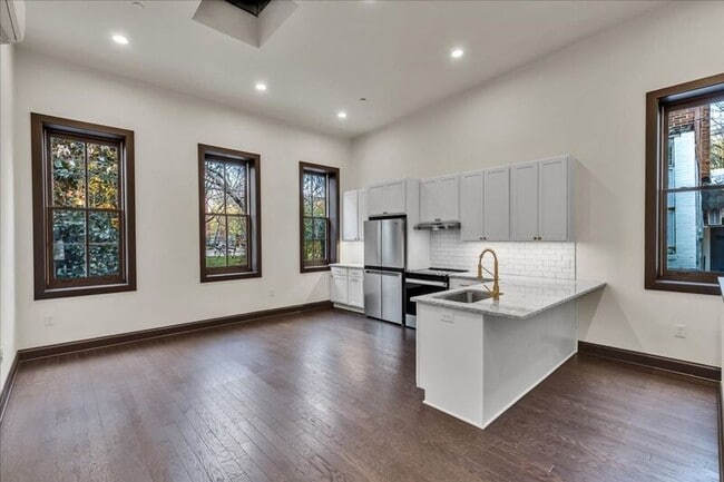 Building Photo - 201 Wilson St Unit Carriage House