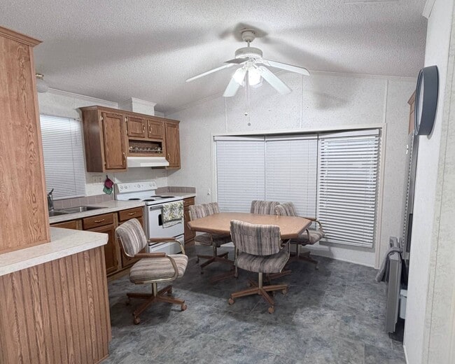 117 Los Platanos St
