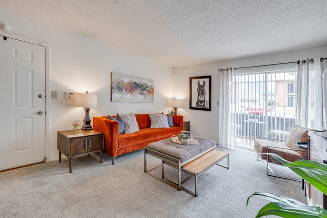 2BR, 2BA - 950SF - Living Area