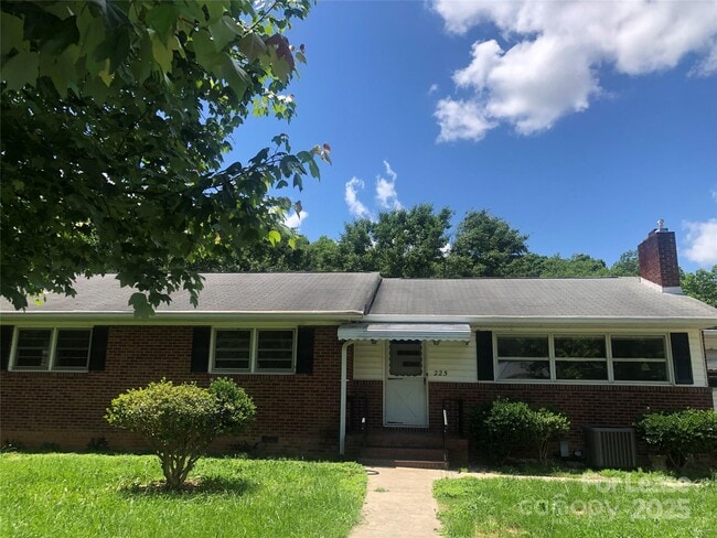 Photo - 225 N Generals Blvd House