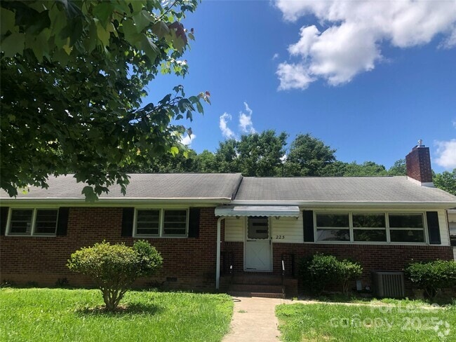 Building Photo - 225 N Generals Blvd Rental