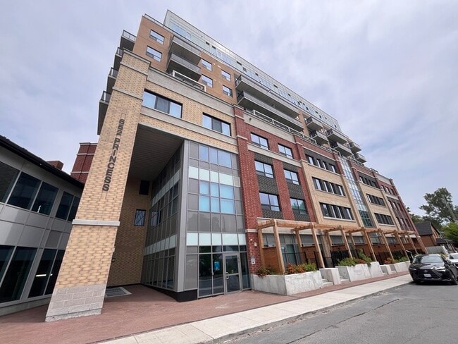 Building Photo - 652 Princess St Unit 401