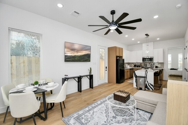 Photo - 7129 Sidney St